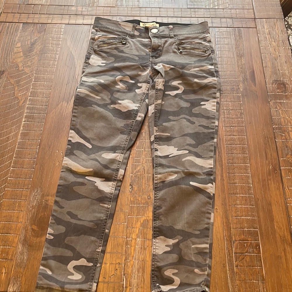 Democracy, skinny camp jean, size 6, zipper pocket